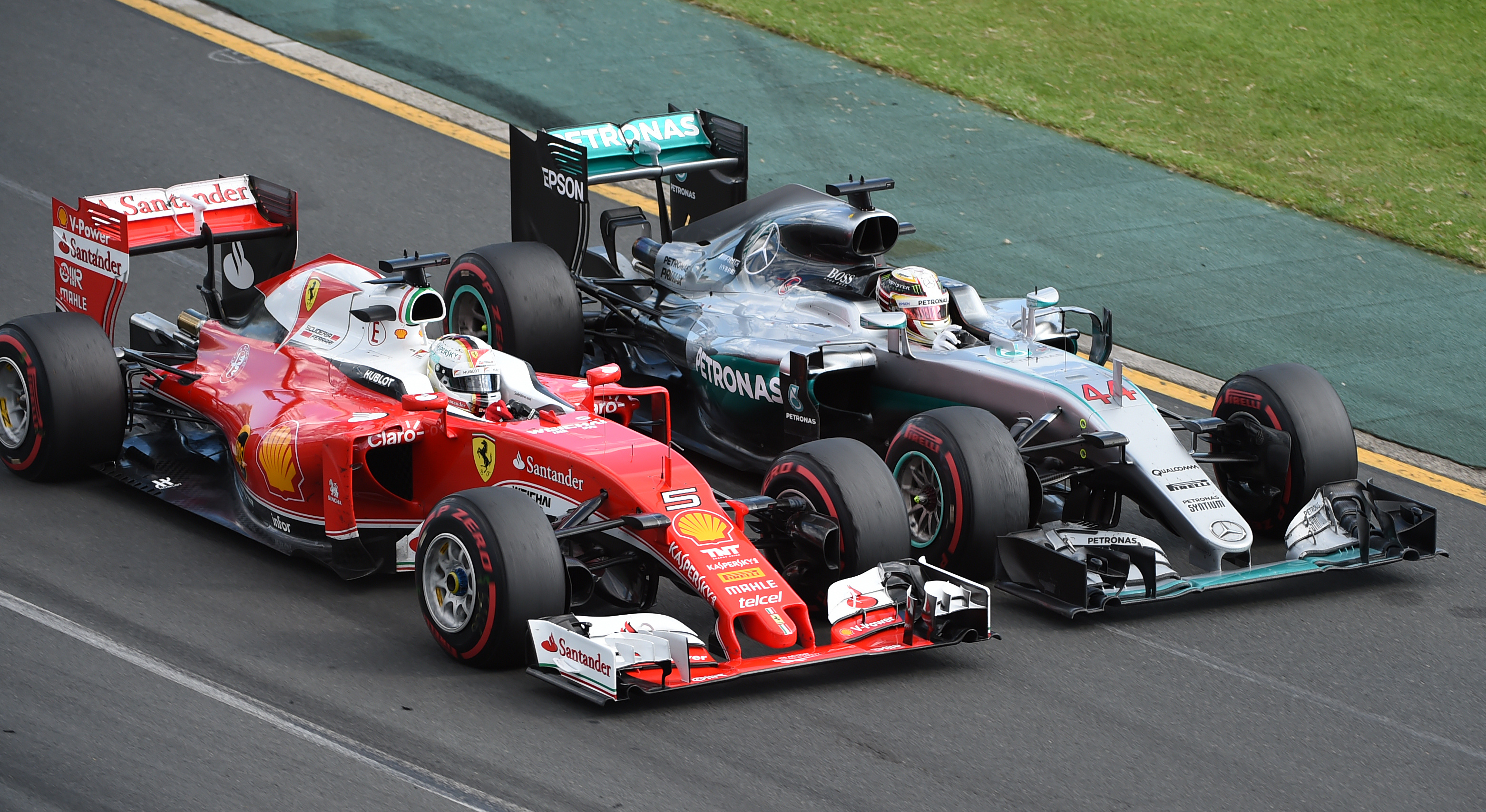 L. Hamilton: «H απειλή της Ferrari με συναρπάζει»