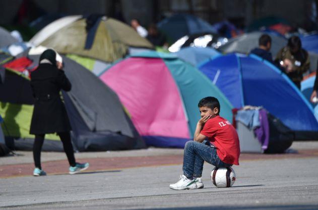 Στα λιμάνια Πειραιά και Ελευσίνας 2.000 πρόσφυγες από τα νησιά