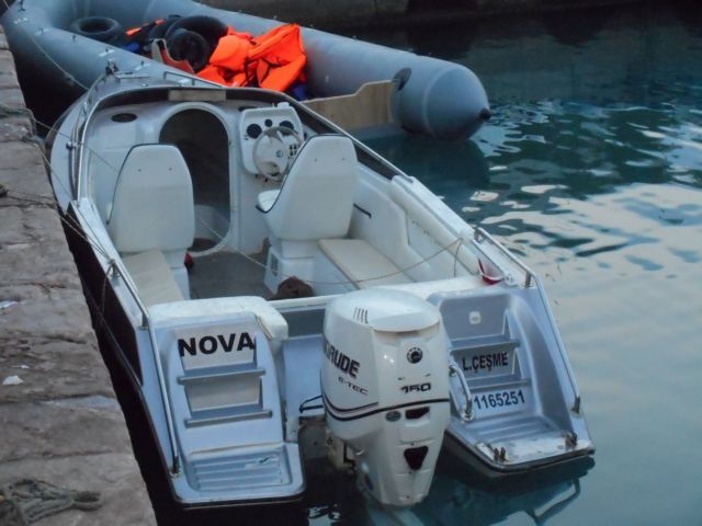 Καταδίωξη δουλεμπορικού σκάφους με πυροβολισμούς από λιμενικούς στις Οινούσσες