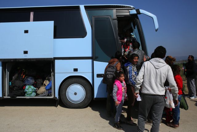 Οκτώ λεωφορεία με πρόσφυγες αναχώρησαν από την Ειδομένη