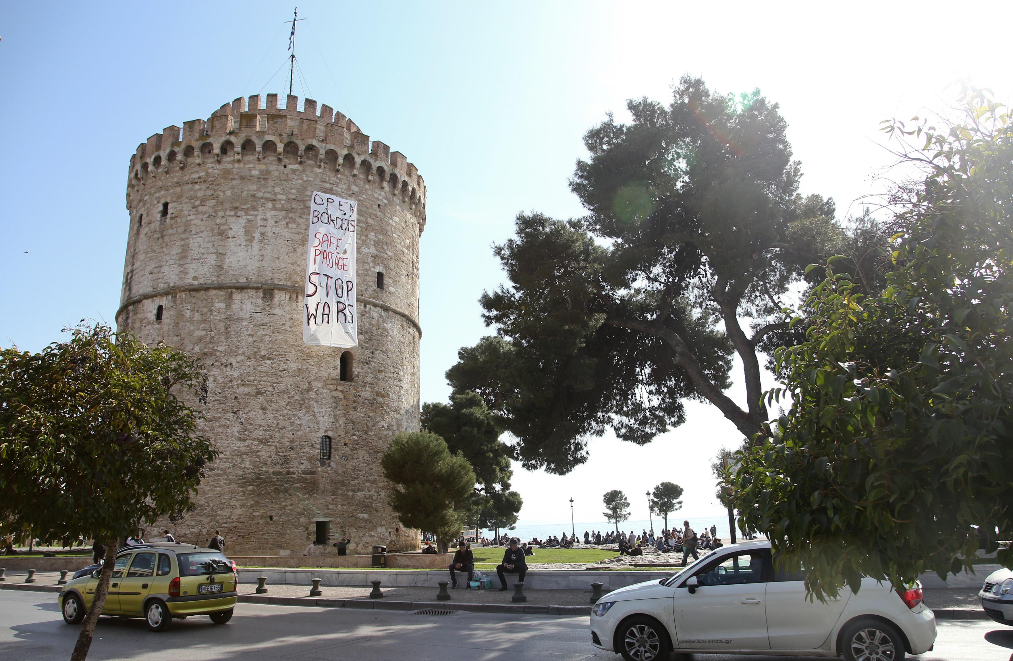 Πανό στον Λευκό Πύργο για τους πρόσφυγες – Τρεις προσαγωγές