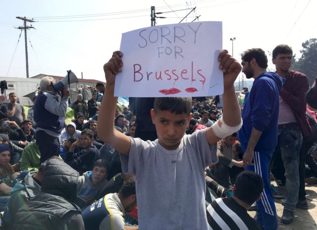 «Sorry for Brussels»: Το πλακάτ στα χέρια μικρού πρόσφυγα στην Ειδομένη