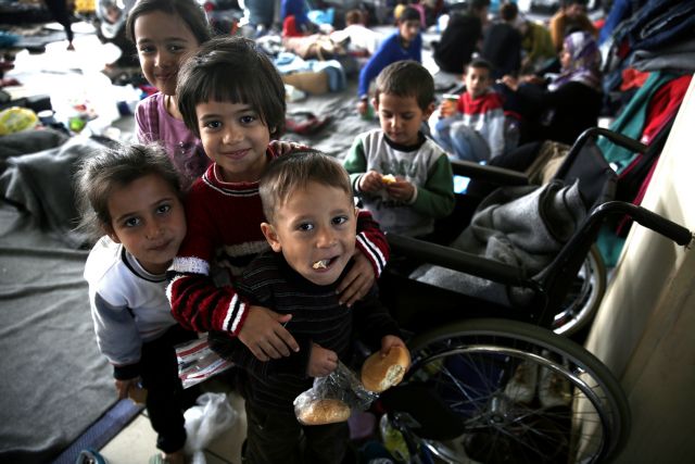 Εγκλωβισμένοι στο λιμάνι του Πειραιά 4.800 πρόσφυγες