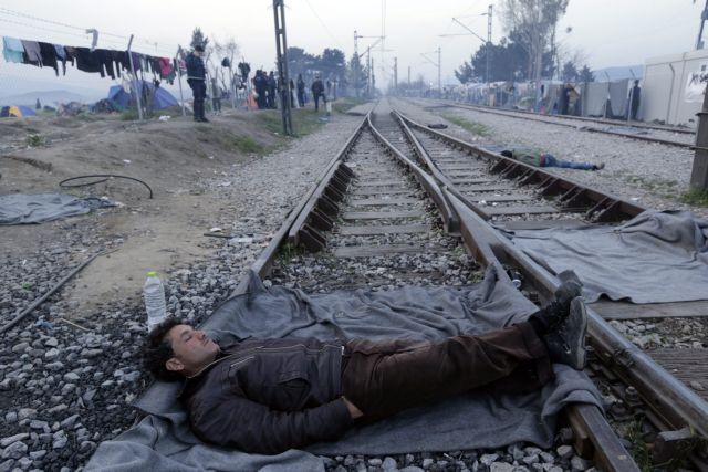 Ορισμένες ΜΚΟ αποσύρθηκαν προσωρινά από την Ειδομένη