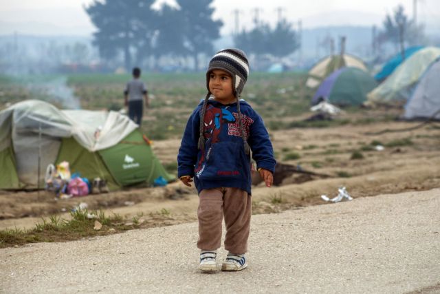 Με λεωφορεία μεταφέρονται οι πρώτοι πρόσφυγες από την Ειδομένη