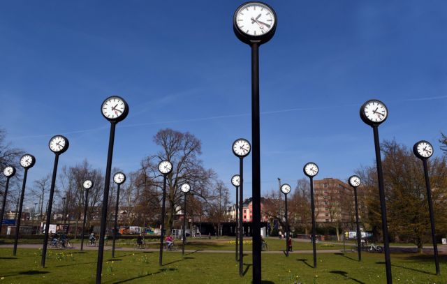 Πώς θα διαπιστώσετε εάν άλλαξε αυτόματα την ώρα το «έξυπνο» τηλέφωνο