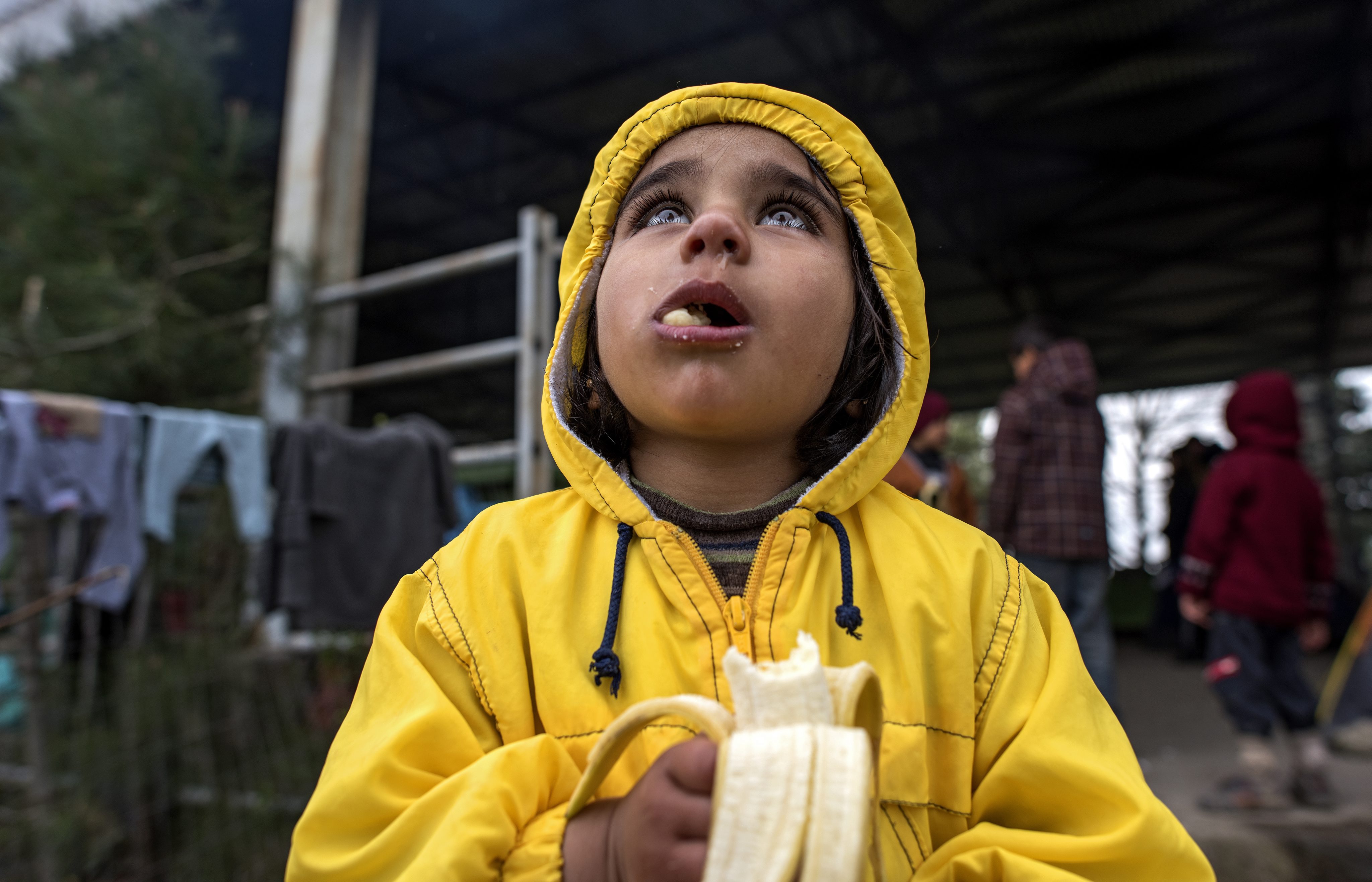Ειδομένη: Αγρότης όργωνε με τρακτέρ δίπλα στις σκηνές των προσφύγων