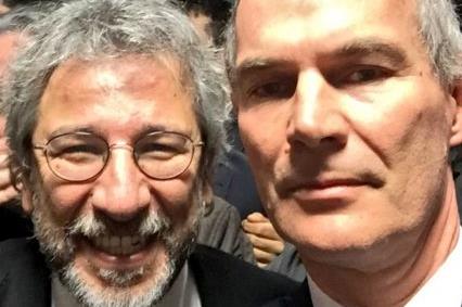 Ερντογάν απειλεί Βρετανό διπλωμάτη για selfie στη δίκη της Cumhuriyet