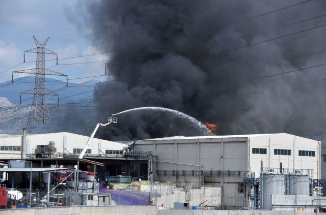 Μεγάλη πυρκαγιά σε βιομηχανία χρωμάτων στον Ασπρόπυργο