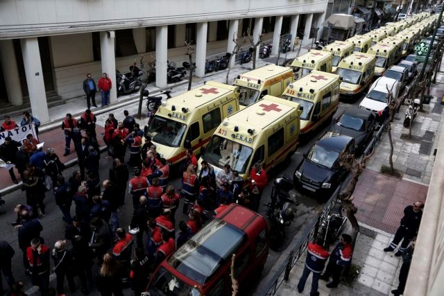 Δεκάδες ασθενοφόρα στη συγκέντρωση και πορεία των εργαζομένων στο ΕΚΑΒ