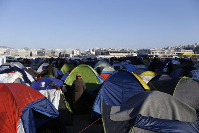 «Ασφυξία» στον Πειραιά, πάνω από 1.000 οι σκηνές στο λιμάνι