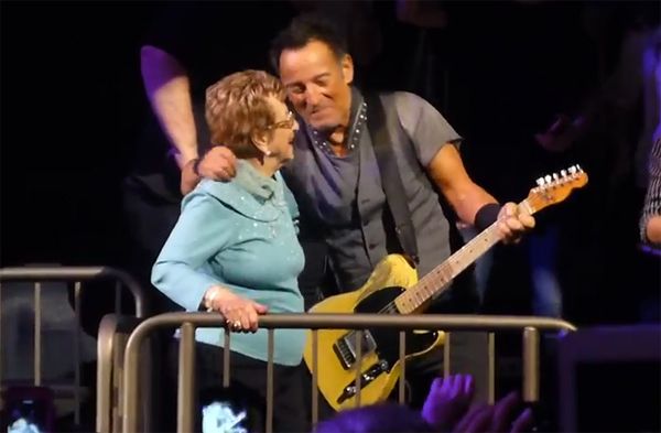 Όταν το «Αφεντικό» ροκάρει με τη μαμά του, τα πλήθη ξεσηκώνονται