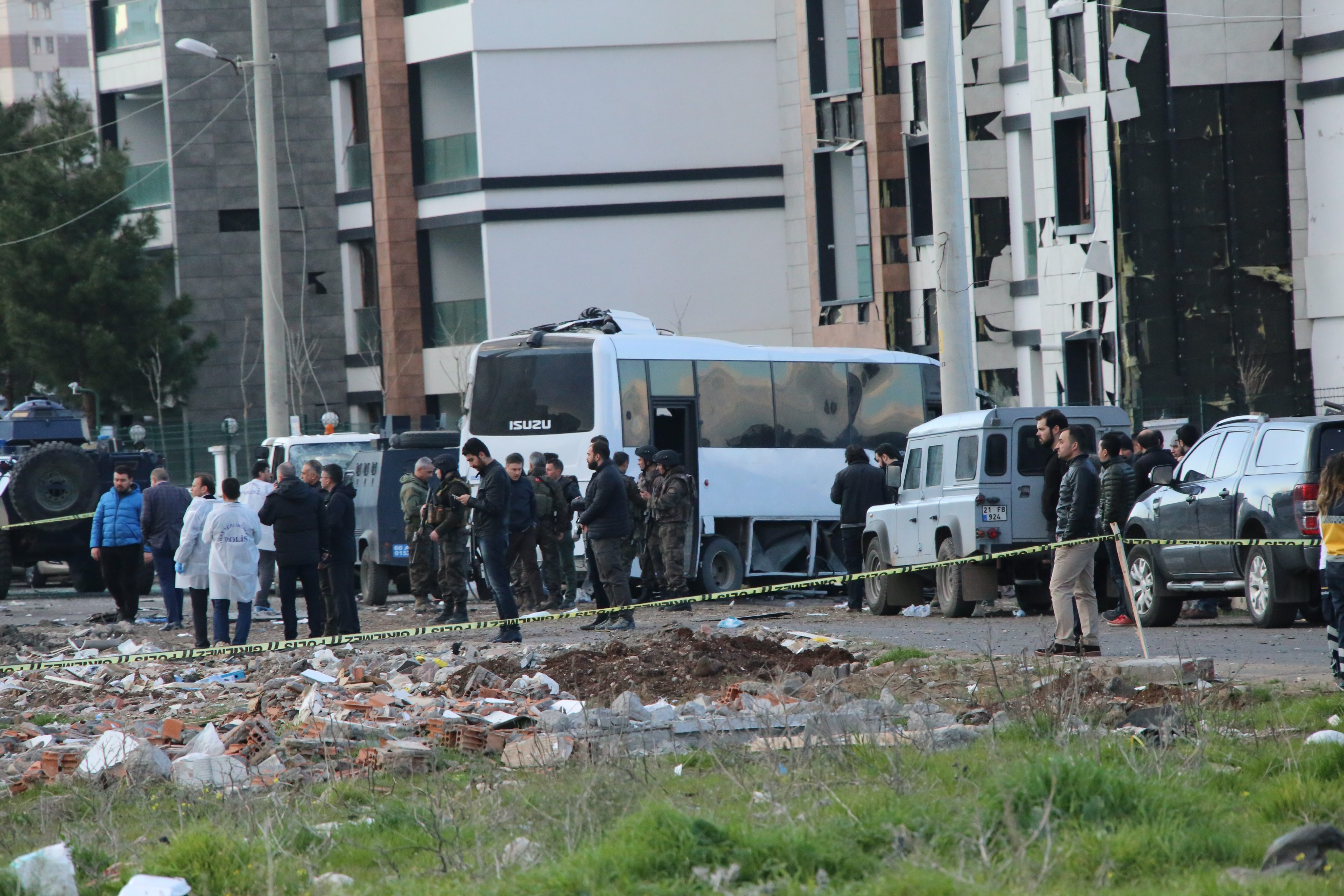 Αιματηρή βομβιστική επίθεση με στόχο αστυνομικούς στο Ντιγιάρμπακιρ