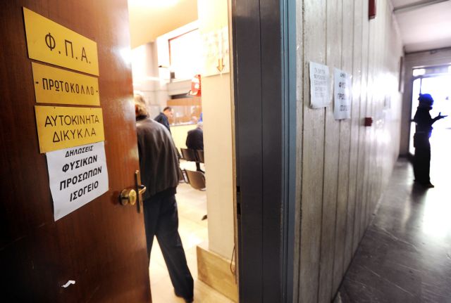 Για κατάχρηση άνω των έξι εκατ. ευρώ συνελήφθη 58χρονη εφοριακός