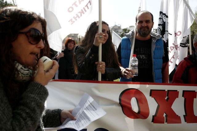 Συμβολική κατάληψη της εισόδου του υπ. Εσωτερικών από δημοτικούς υπαλλήλους