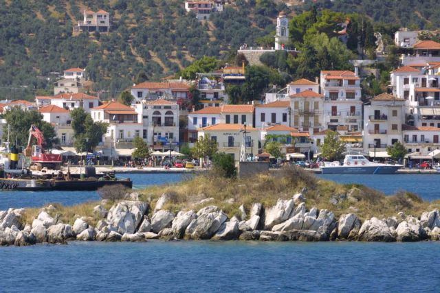 Γυαλιά-καρφιά τα έκανε 42χρονος με ψυχολογικά προβλήματα στο ΑΤ Σκιάθου