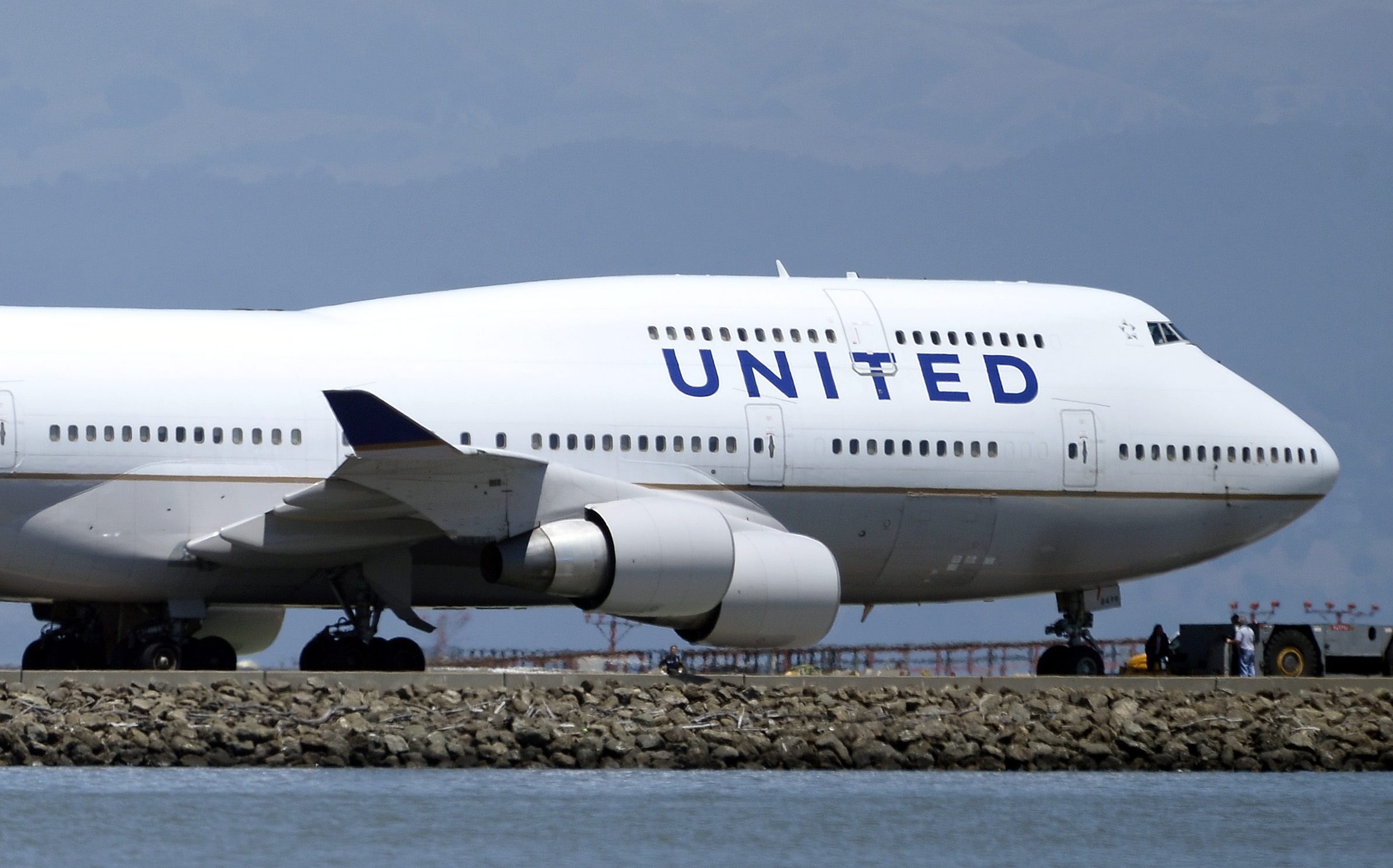 Αεροσυνοδός κατέβηκε με την τσουλήθρα έκτακτης εκκένωσης