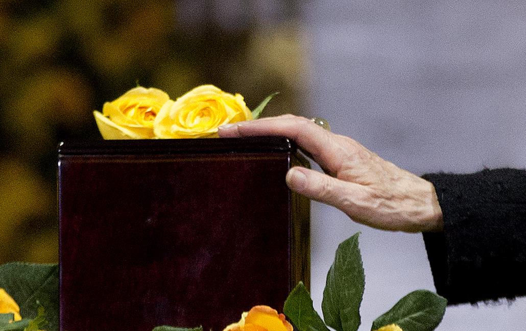 Τεφροδόχος (γεμάτη) βρέθηκε σφηνωμένη σε βράχια