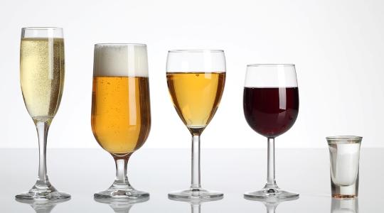 Μεγάλες διαφορές μεταξύ των χωρών για το πόσο είναι το «πολύ» αλκοόλ