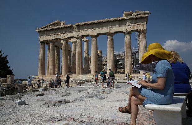 Ο τουρισμός έφερε στη χώρα 14,1 δισ. ευρώ το 2015