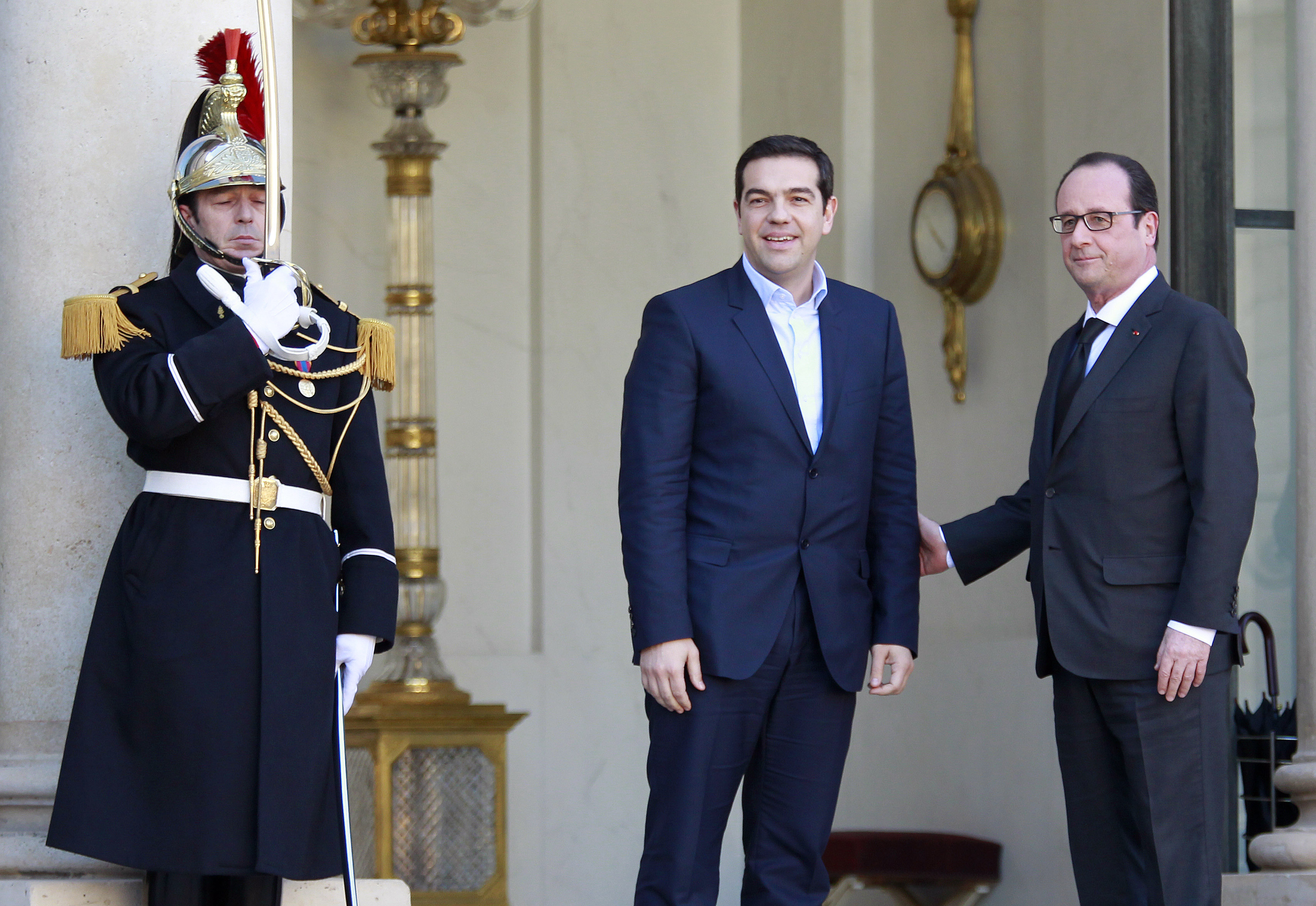 Στο Παρίσι ο πρωθυπουργός, επιστροφή στην πολιτική διαπραγμάτευση