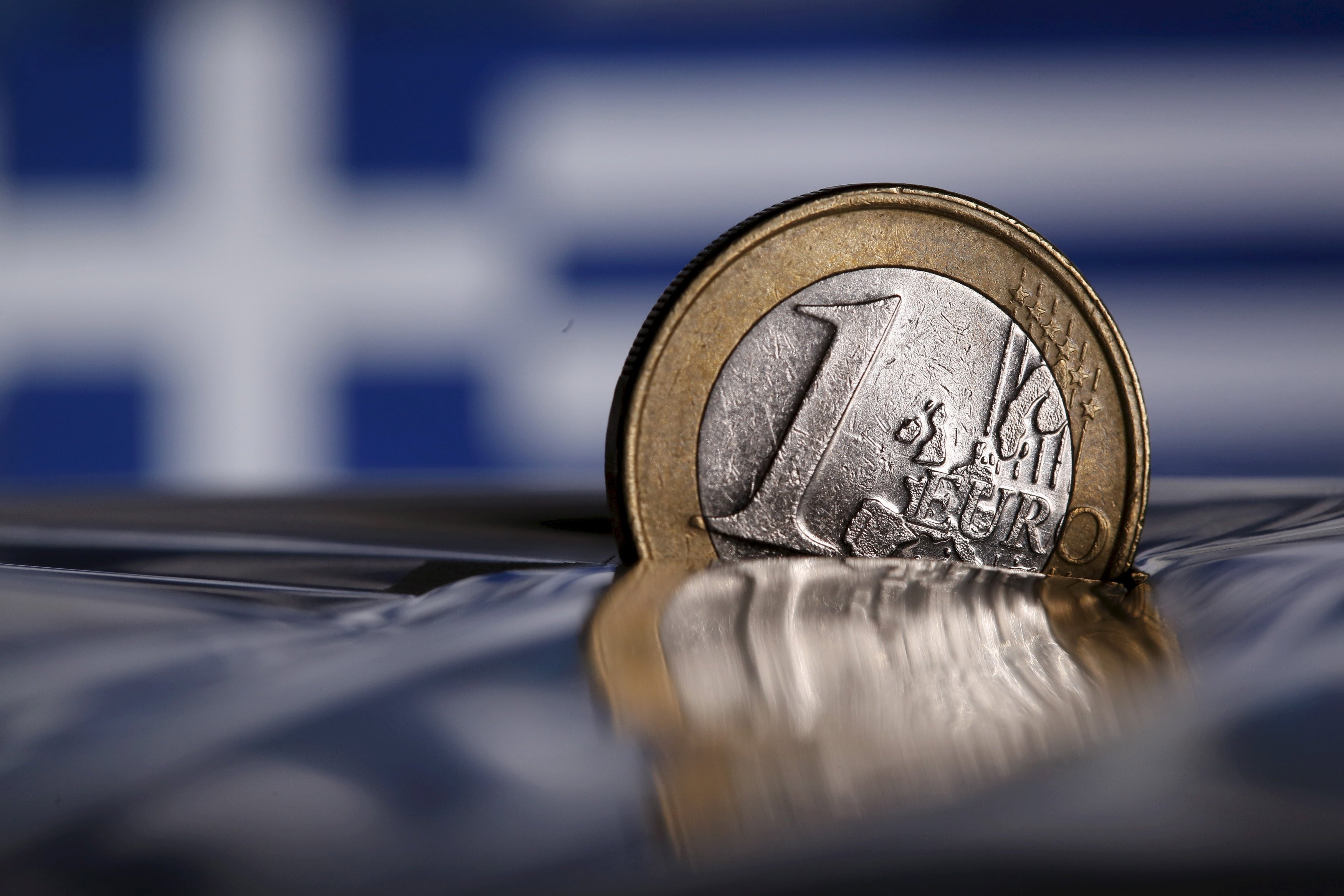 Reuters: Η Ελλάδα επιδιώκει σταθερά επιτόκια για τα δάνεια από την ΕΕ