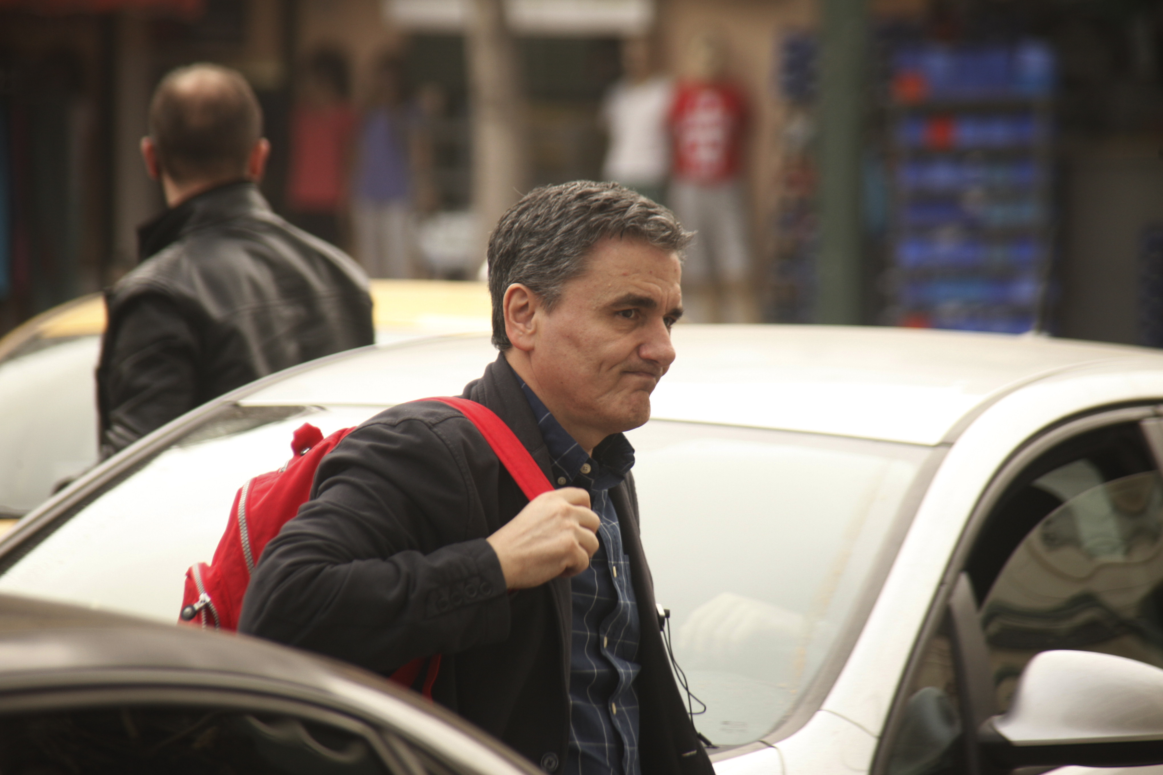 Υπό όρους τα επιπλέον μέτρα διευκρινίζουν κυβερνητικές πηγές