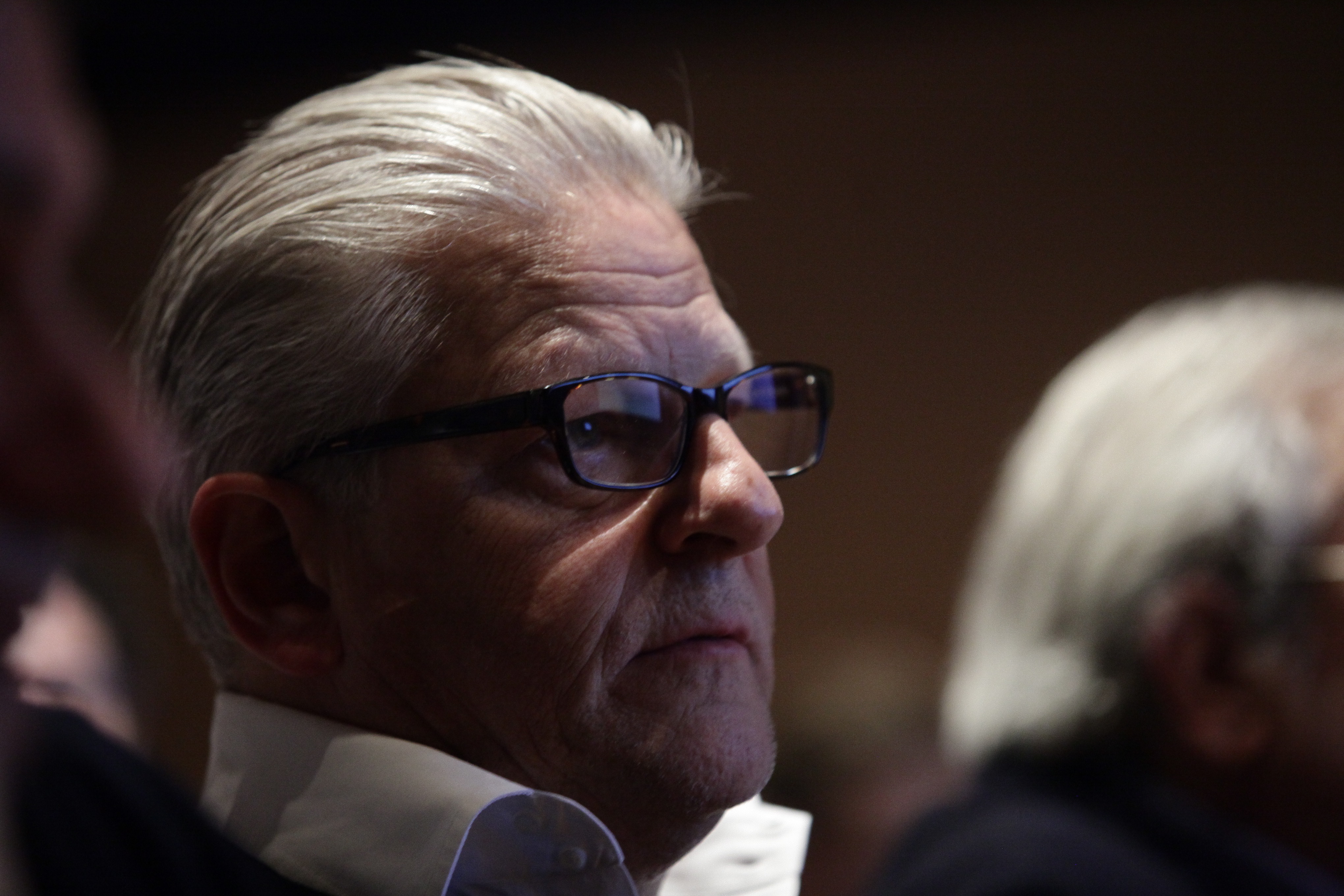 «Με την παρούσα, εγώ, ο Γιαν Φαμπρ, παραιτούμαι…»