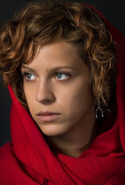 «Είμαι η Έλλη»: Η πρωταγωνίστρια του «Suntan» συστήνεται στο in.gr