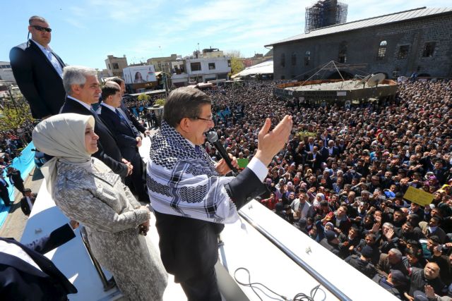 «Δεν φοβόμαστε» λέει ο Νταβούτογλου από το Ντιγιάρμπακιρ