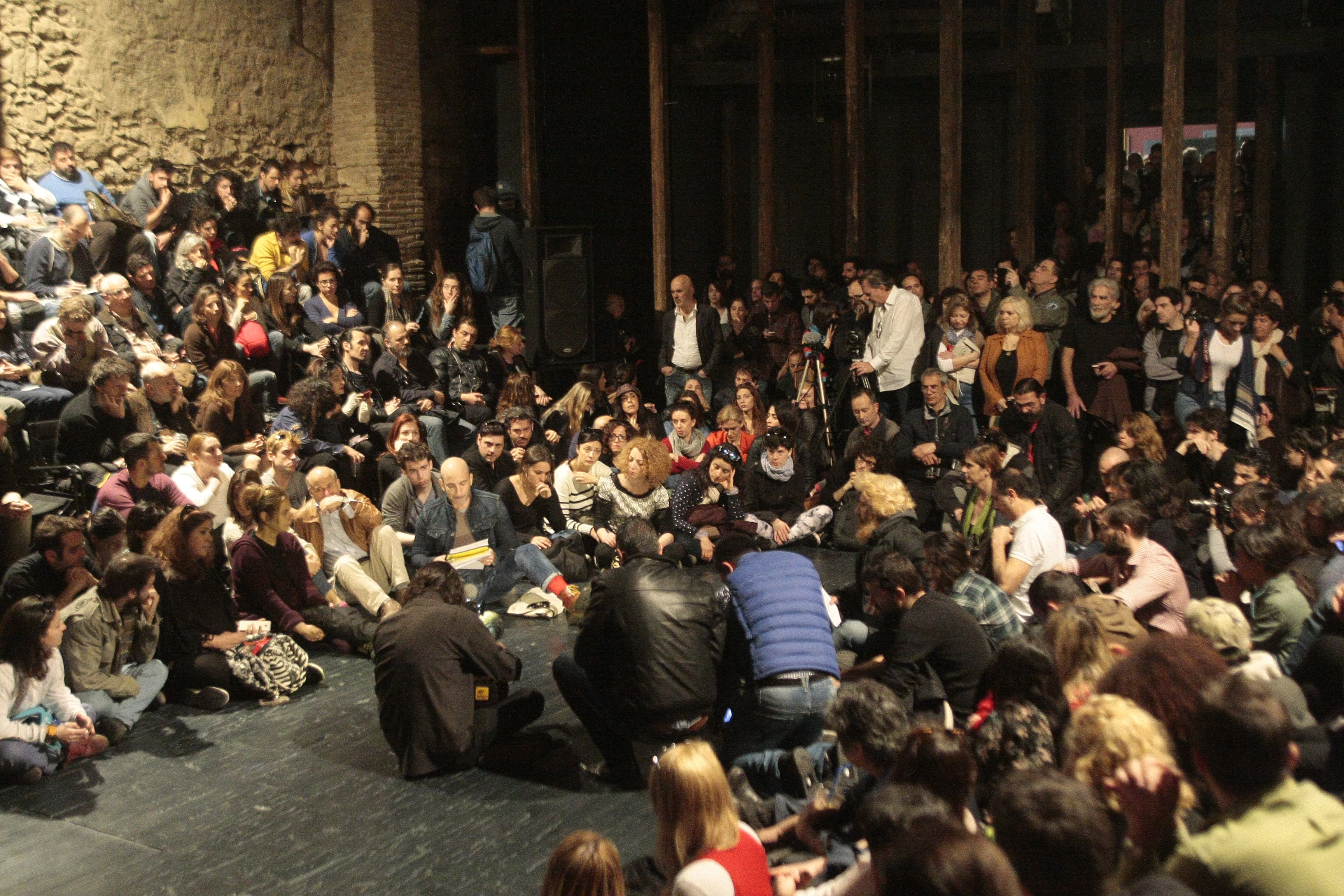 Σε νέα ανοιχτή συνάντηση στο θέατρο «Σφενδόνη» καλούν καλλιτέχνες