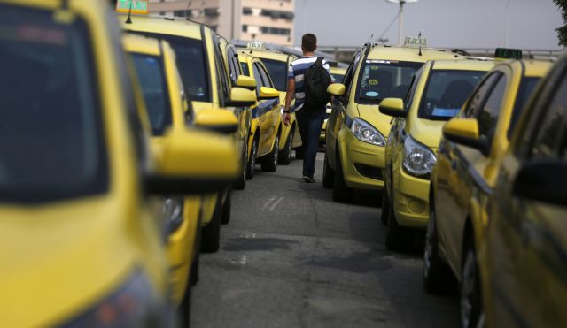 Βραζιλία: Μπλόκα στους δρόμους από οδηγούς ταξί που αντιδρούν στο Uber