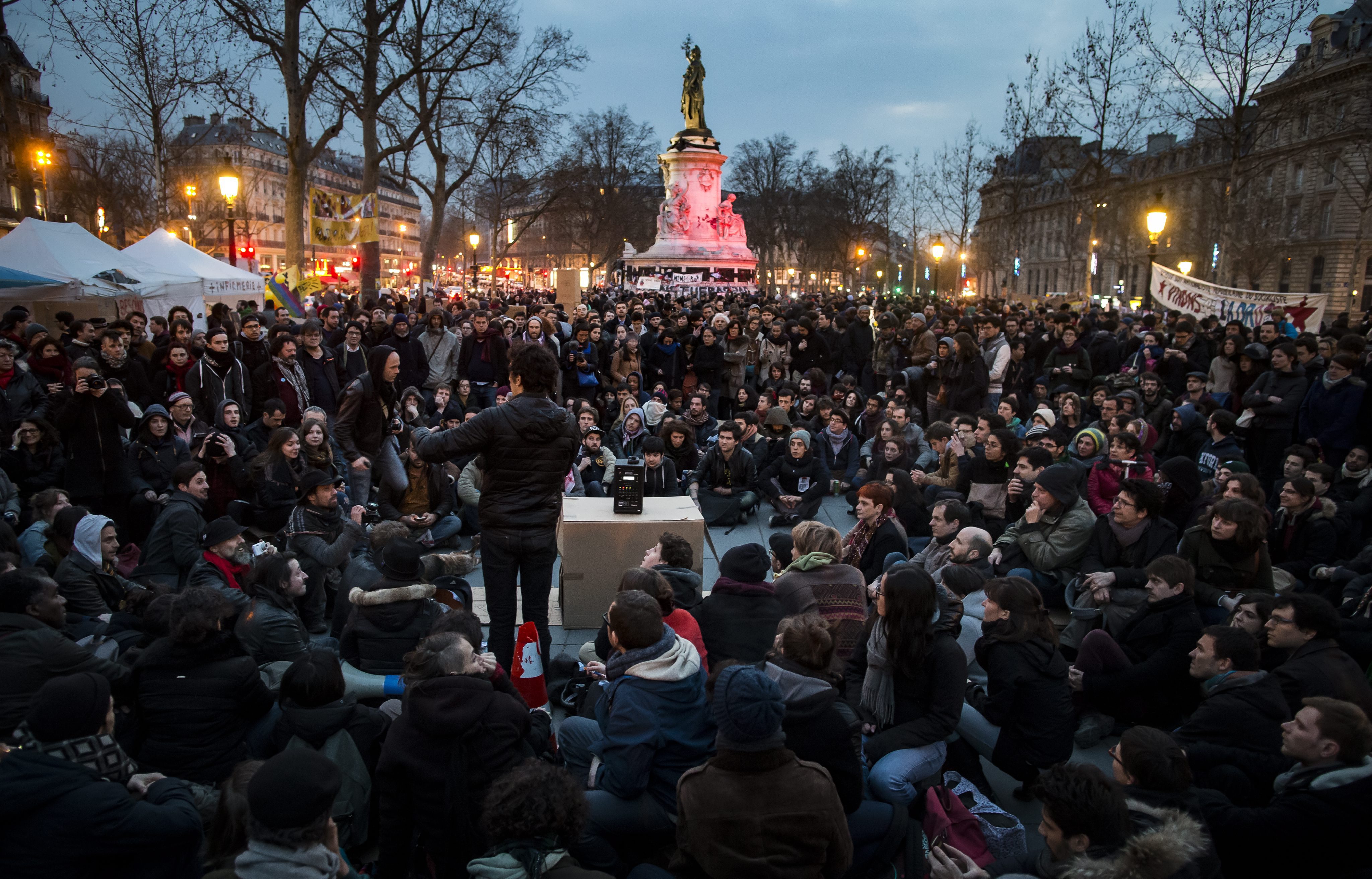 Ολονυχτία από διαδηλωτές στην Place de la Republique στο Παρίσι