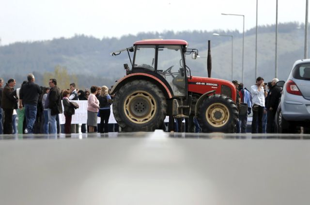 Κάτοικοι της Ειδομένης απέκλεισαν τη γέφυρα του Αξιού