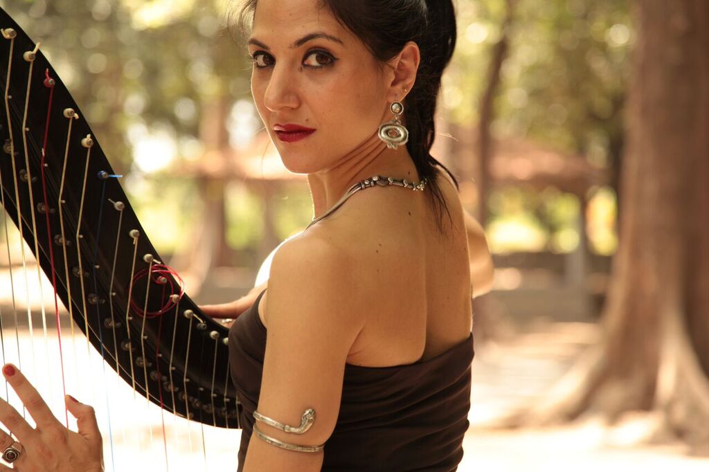 Η άρπα και ο «μίτος» της Κλειώ Καραμπελιά