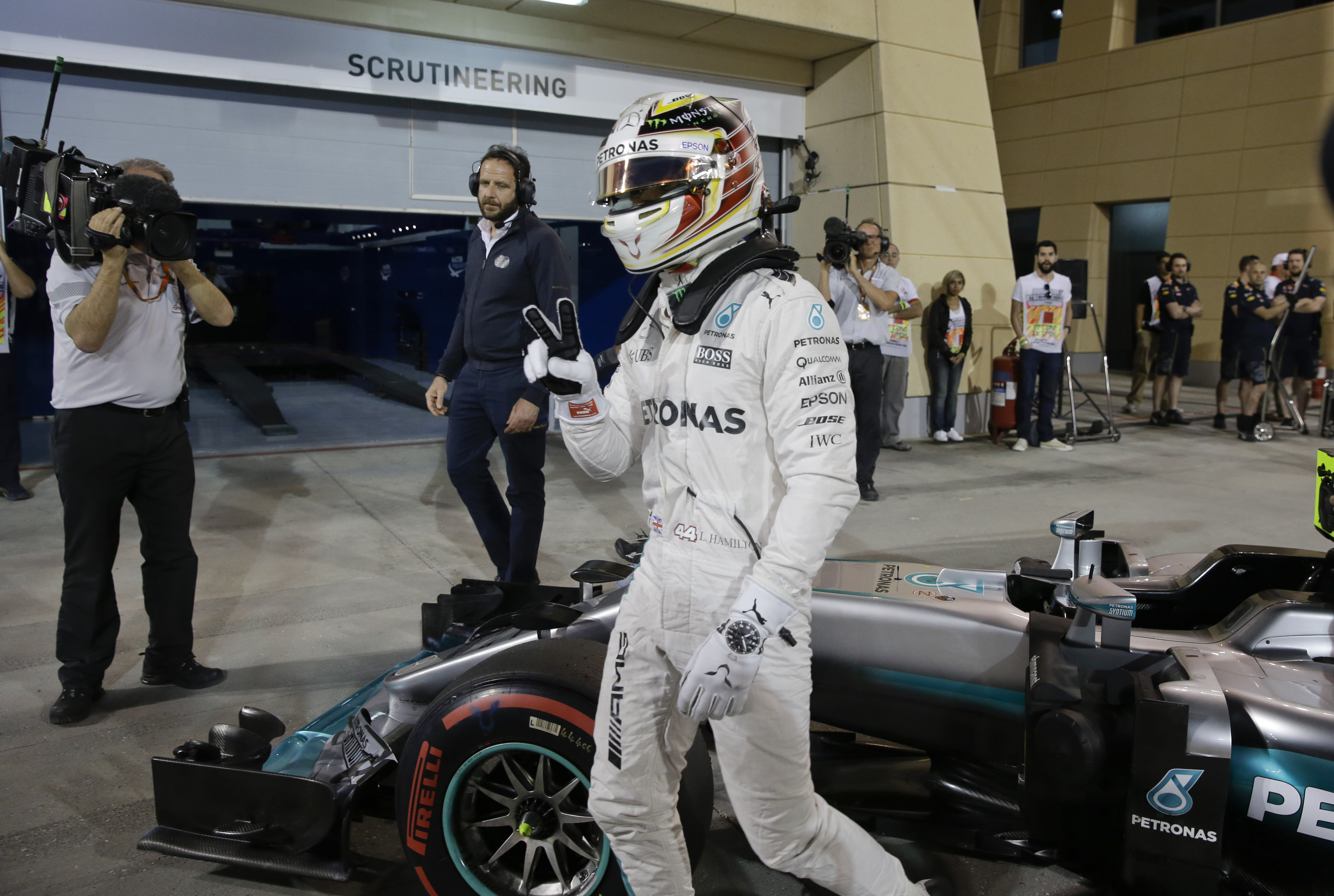 GP Bahrain 2016: Pole position με ρεκόρ πίστας για τον L. Hamilton