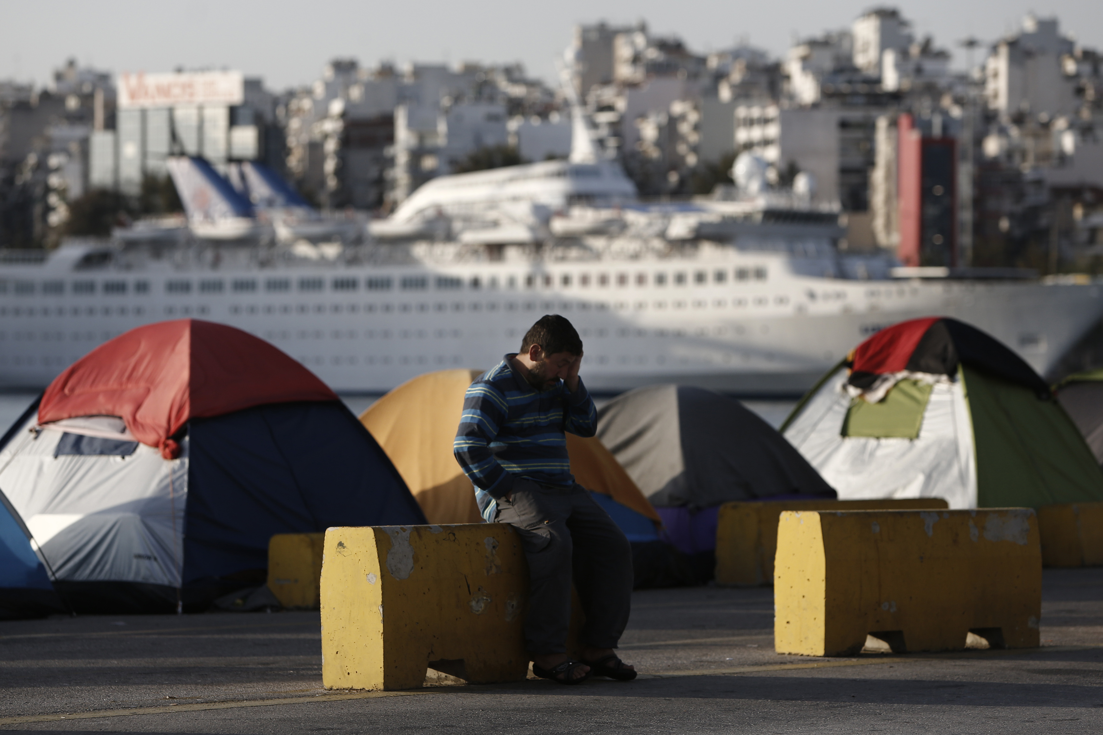 Αμετακίνητοι οι πρόσφυγες από το λιμάνι του Πειραιά