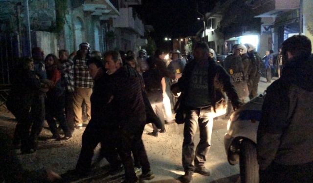 Τα ΜΑΤ χτύπησαν κατοίκους στη Χίο κατά τη μεταφορά προσφύγων