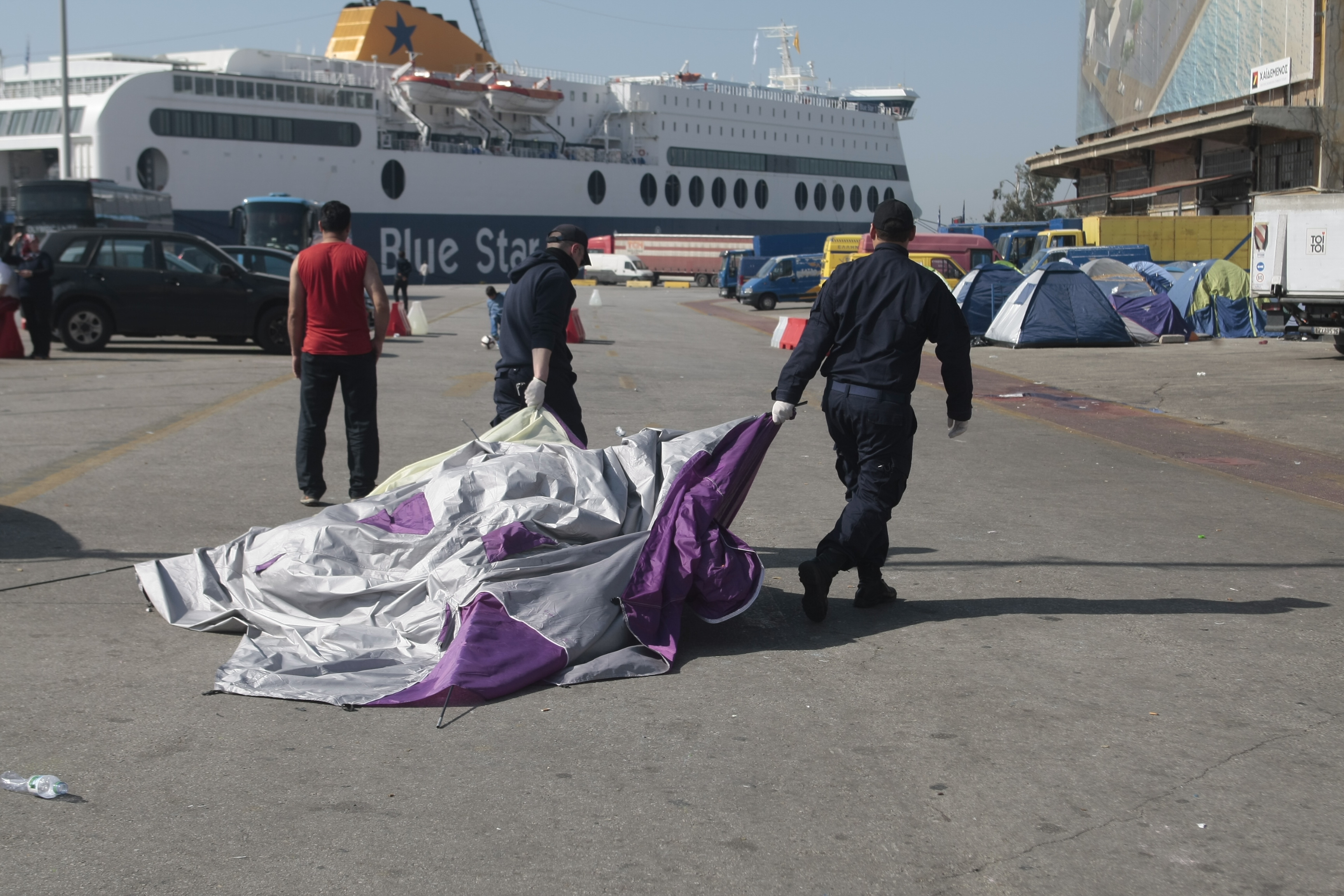 Αξιωματικοί Λιμενικού: «Ποιος θα φέρει ευθύνη αν συμβεί ατύχημα στο λιμάνι του Πειραιά;»