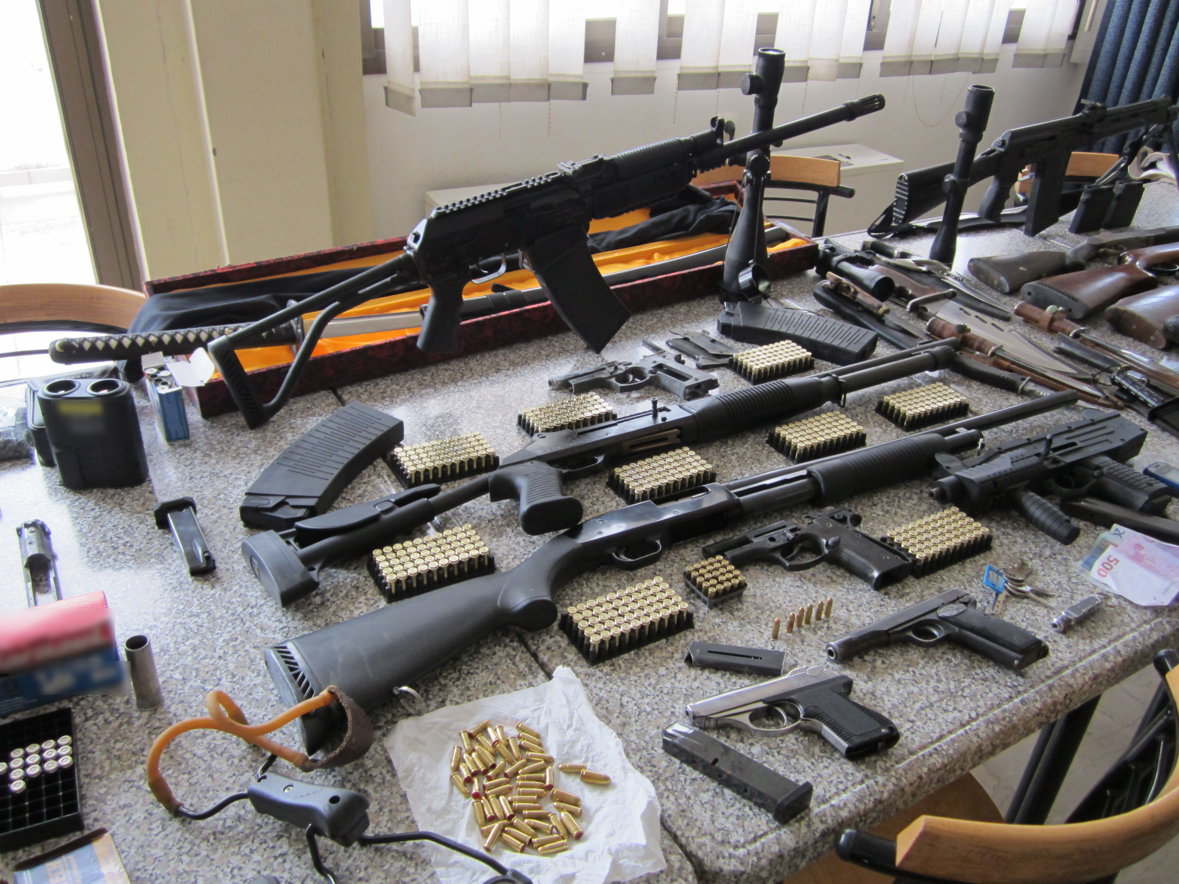 Μέλη εγκληματικής οργάνωσης που διακινούσε όπλα τέσσερις ειδικοί φρουροί