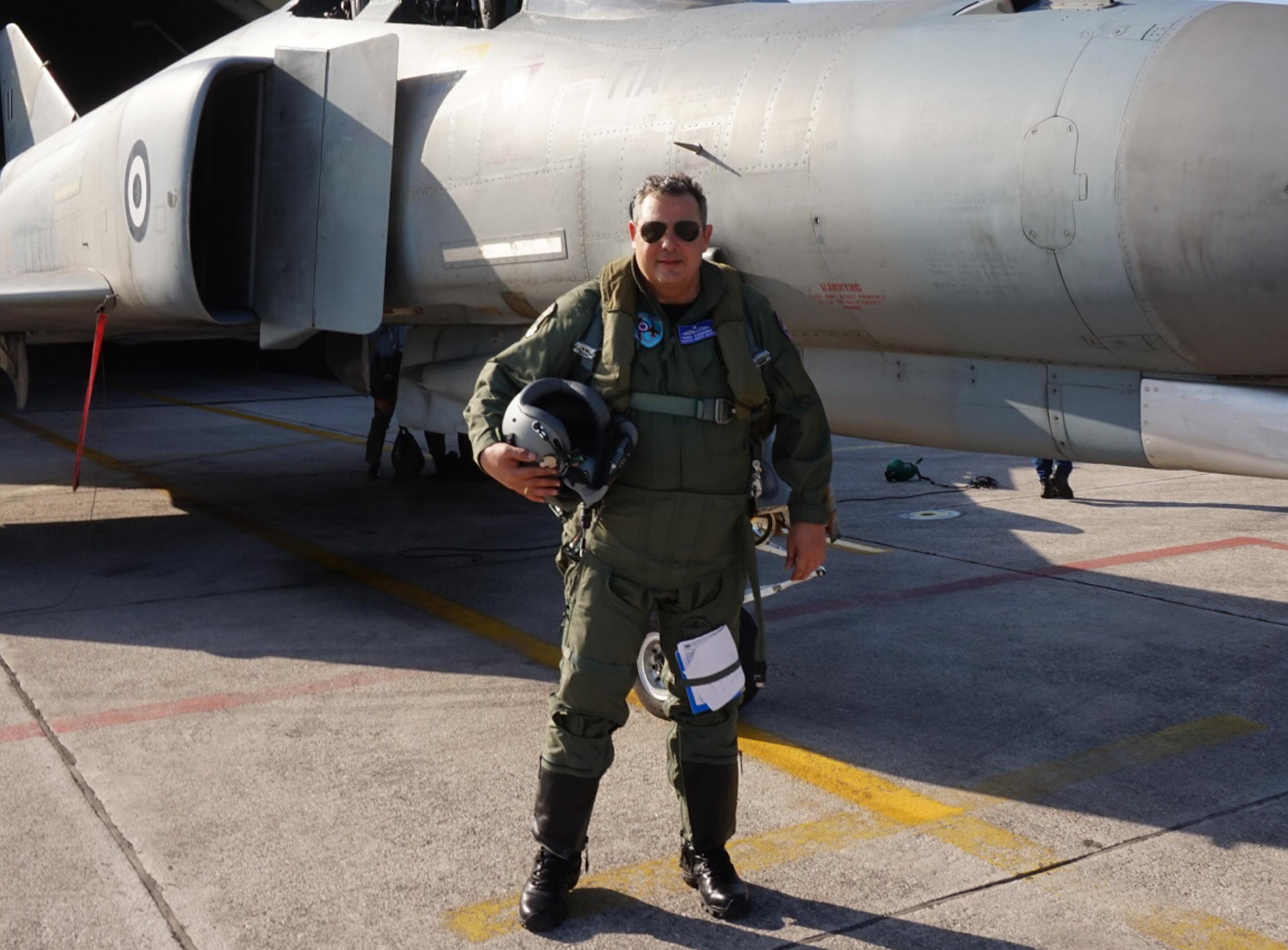 «Φαντομάς» ο Καμμένος πέταξε με μαχητικό F-4