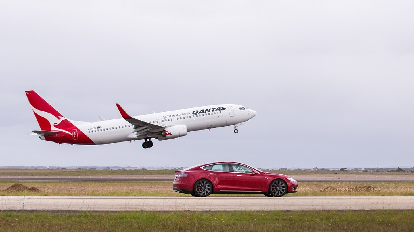 Tesla Model S Vs Boeing 737 σε αγώνα ταχύτητας