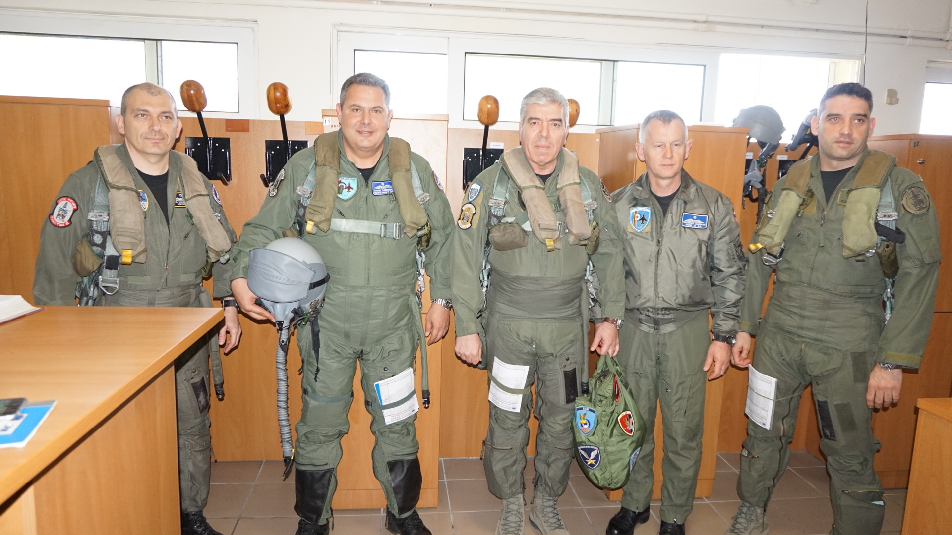 Τι ανέβασαν στο Twitter για την πτήση Καμμένου με μαχητικό