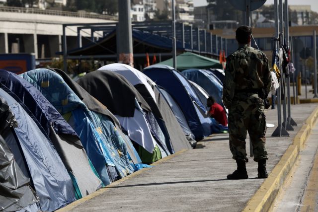 Με το σταγονόμετρο οι μετακινήσεις προσφύγων από τον Πειραιά