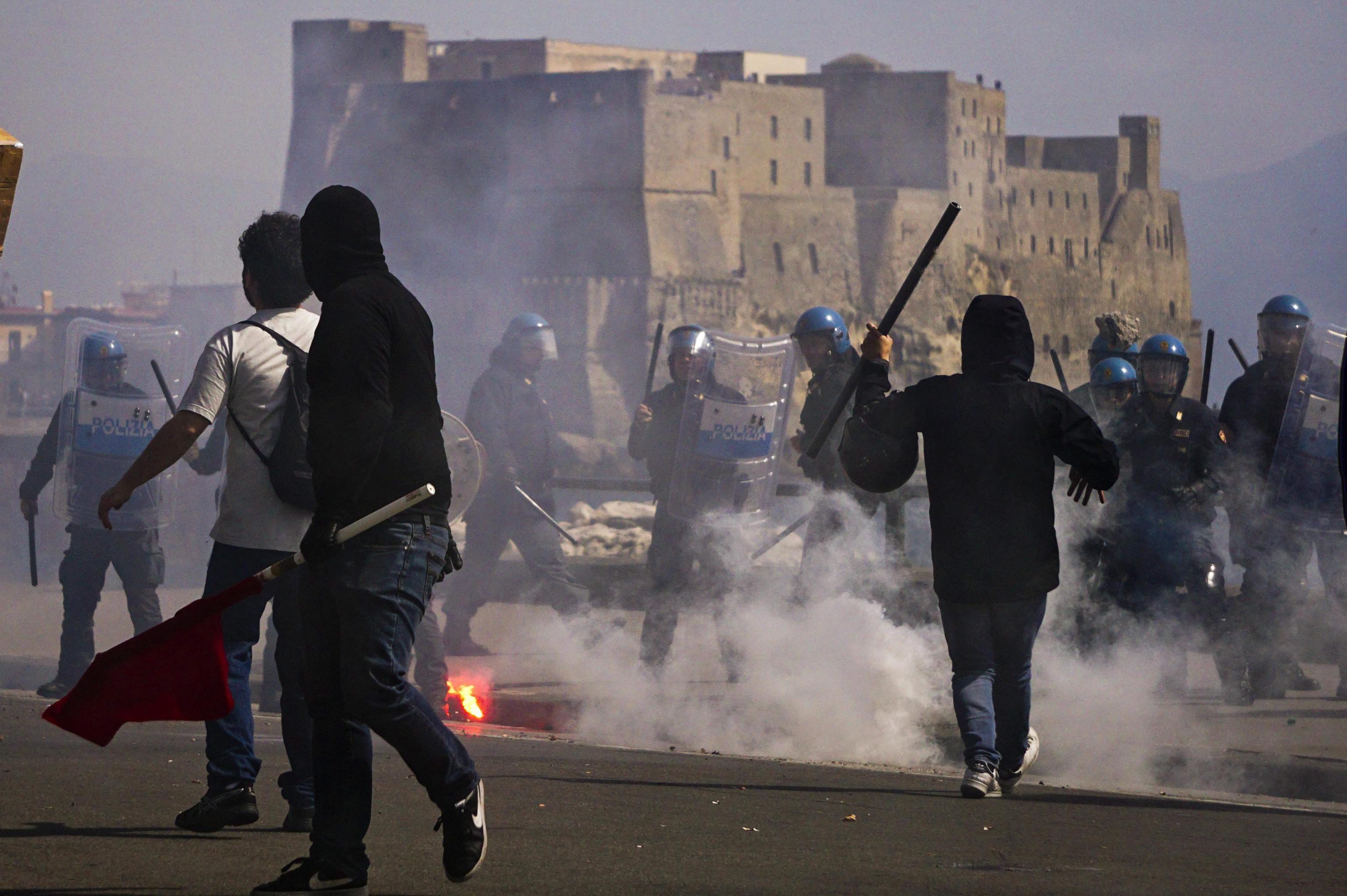 Συμπλοκές αστυνομίας – διαδηλωτών στην Νάπολη