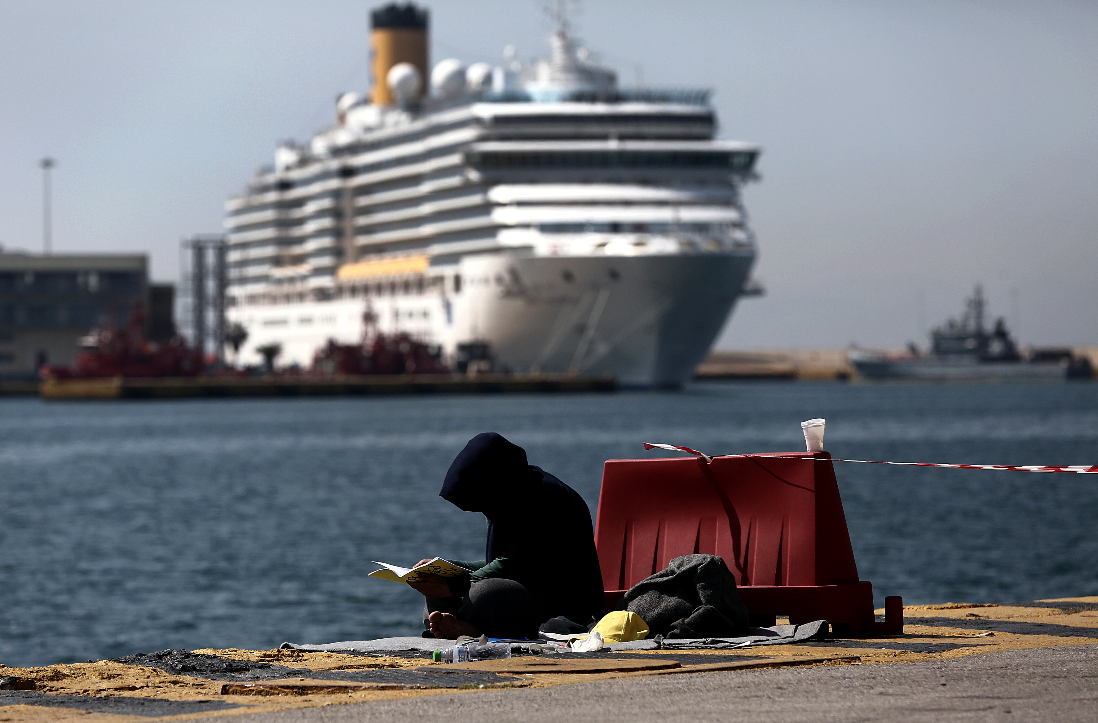 Παρά τη διανομή των φυλλαδίων, 4.500 πρόσφυγες παραμένουν στον Πειραιά