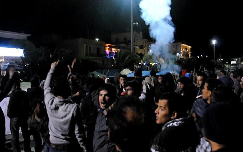 Επεισοδιακή η απομάκρυνση προσφύγων από το λιμάνι της Χίου