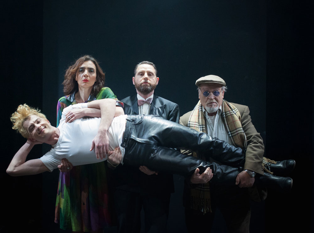 Προσκλήσεις για τη μαύρη κωμωδία «Διασκεδάζοντας με τον κύριο Σλόουν»