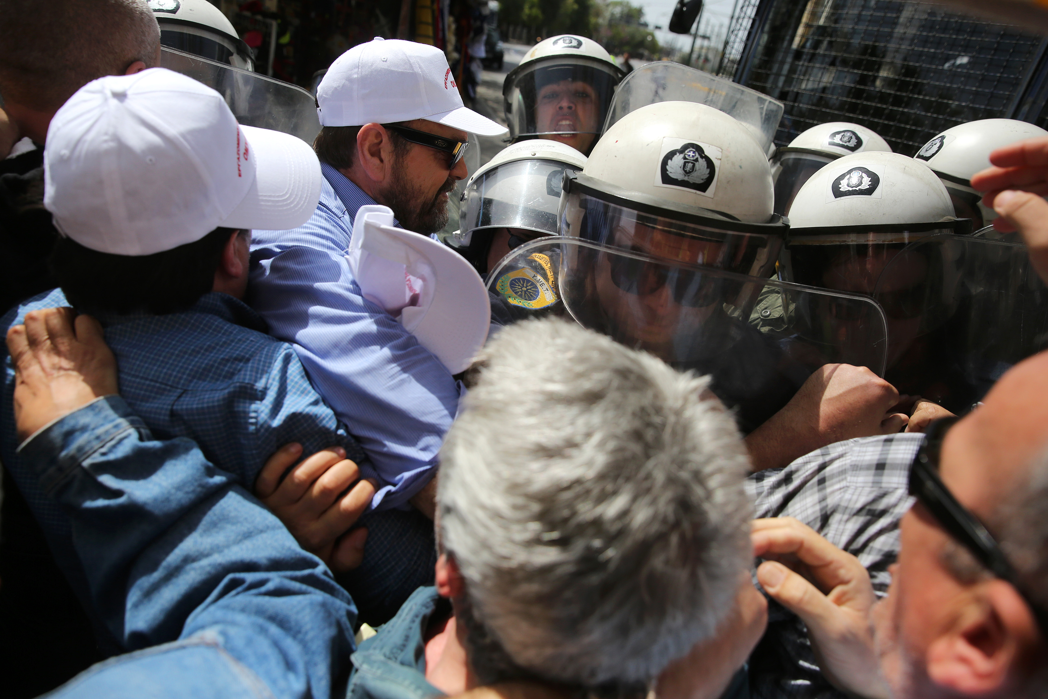 Ένταση και χημικά στην πορεία των λιμενεργατών