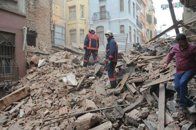 Πανικός από την θεαματική κατάρρευση κτηρίου στην Κωνσταντινούπολη